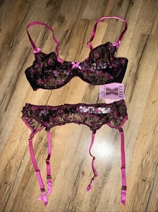 Conjunto de sujetador floral de malla semi transparente Savage X Fenty (36C) y liguero (L) negro/rosa. - Imagen 1 de 13