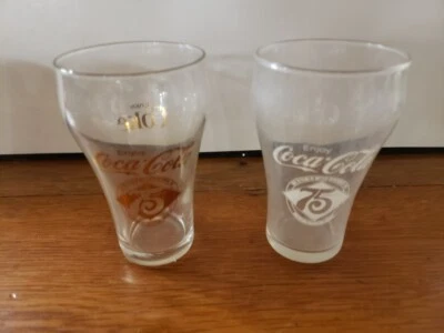 Dois copos de Coca-Cola em forma de sino 75º aniversário letras douradas e brancas - Imagem 1 de 4