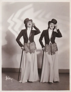 1931 Press Photo Dodge Sisters, Beth and Betty "Two Birds of Paradise" - Picture 1 of 2