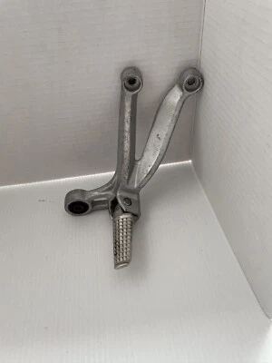 2000 - 2003 SUZUKI GSXR600 GSXR750 GSXR1000 OEM RIGHT SIDE PASSENGER FOOTREST Foto 1 de 4