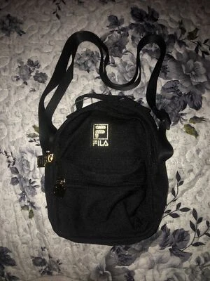 Fila Bandolera Pequeño Hombro Mini Mochila Bolso Negro 8”X 6.5” Nuevo con etiquetas  Foto 1 de 4