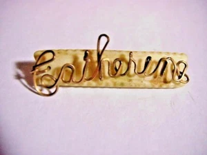 PIN BROCHE ANTIGUO NOMBRE CATHERINE alambre relleno de oro hecho a mano tallado concha  - Imagen 1 de 2