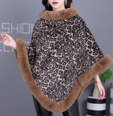 Poncho estampado animal con cuello y ribete de piel Foto 1 de 3