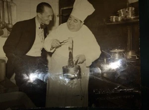 BERÜHMTER KOCH FOTOGRAFIERT VON DER NEW YORK TIMES, 1950. - Bild 1 von 3