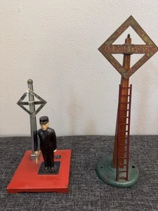 Vintage O Gauge Lionel 1045 Flagman and Railroad Crossing Sign - Picture 1 of 7