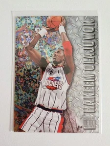 Hakeem Olajuwon 1996-97 Fleer Metal Rare 90s Vintage Insert HOF NBA Legend  - Bild 1 von 1