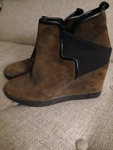 Donald J Pliner LuLuu BV Brown Suede Wedge Pull On Ankle Boots Sz: 8.5 - Picture 1 of 12