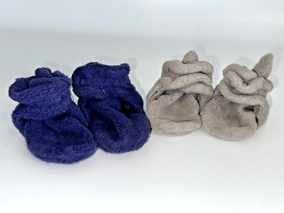 Paquete de 2 pares de botines de bebé Zutano Cozie polar 0-6 meses gris azul marino Foto 1 de 4