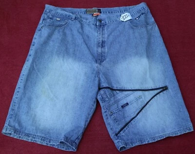 DTEK NEW YORK JEANS FLAT FRONT SHORTS. SIZE - W50 X L14. TAG NO. 822i - Image 1 of 2