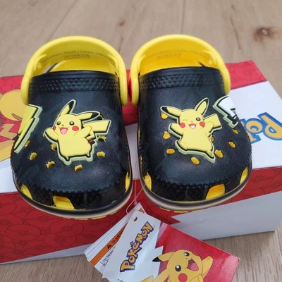 Crocs Pokémon Pikachu clássico tamanco infantil sapatos C4 tamanho infantil brilho no escuro - Imagem 1 de 4