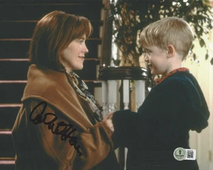 CATHERINE O'HARA SIGNED 'HOME ALONE' 8x10 MOVIE PHOTO ACTRESS BECKETT BAS COA - Picture 1 of 2