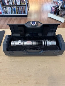 Star Wars Ki-Adi-Mundi Legacy Lightsaber Hilt Disney Parks Galaxy's Edge Open - Picture 1 of 5