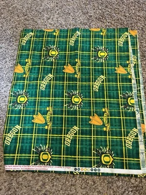 Estampado a cuadros de tela de algodón de patos de la Universidad de Oregon - Vendido por yarda Foto 1 de 4