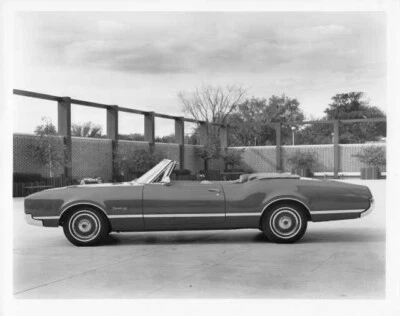 1967 Oldsmobile Delmont 88 Convertible Press Photo and Release 0116 - Image 1 of 2