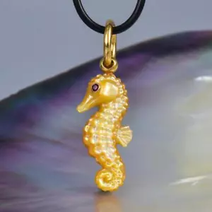 Seahorse Pendant Carved Mother-of-Pearl & Gold Vermeil on Sterling Silver 3.61 g - Picture 1 of 14