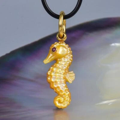 Seahorse Pendant Carved Mother-of-Pearl & Gold Vermeil on Sterling Silver 3.61 g - Image 1 of 4