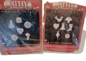 Vintage Weihnachtsschmuck Stickpackung viktorianisch gesteppt Baum Lot 2 hergestellt in den USA - Bild 1 von 7