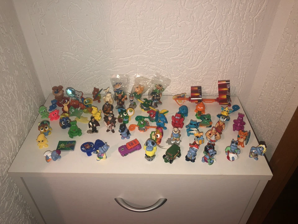 Ü-Ei Paket 2009 ca. 50 Spielzeuge & Figuren  u. a. Happy Hippo, Wickie - Bild 1 von 4