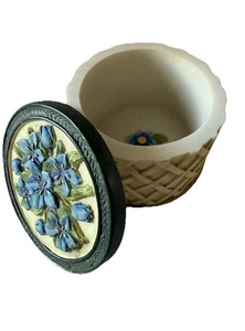 Vintage 1999 Dezine Andenken Schmuckschatulle handbemalt blaue Blumen rund Harz #6961 - Bild 1 von 7