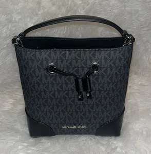 Michael Kors Schultertasche schwarz mit Monogrammmuster Neu ohne Etikett - Bild 1 von 12