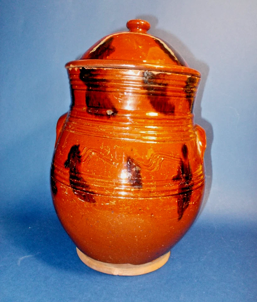 Antiguo Redware Vajilla con Tapa Manganeso Mancha Oreja Manijas principios del siglo XIX Foto 1 de 4