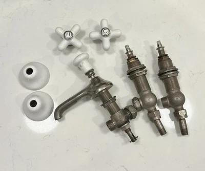 M.B. vintage años 1900 Co. Grifo antiguo fregadero de porcelana frío y caliente completo usado en excelente estado Foto 1 de 4