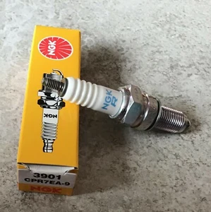 Genuine Honda CBF125M 09-14 NGK Park Plug - CPR7EA-9 - Picture 1 of 6