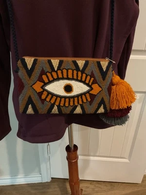 Auténtico Bolso sin asas 100 % Wayuu correa tejida tamaño mediano mal de ojo multicolor 3 pompones Foto 1 de 4