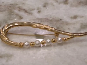 Gold Tone Brooch Oval Loop with Faux Pearls and Gold Tone Beads (A5) - Picture 1 of 3
