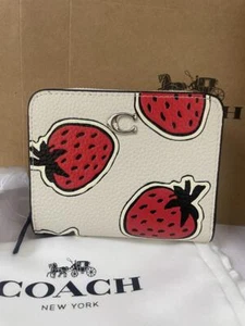 Coach Geldbörse mit Doppelfaltung Erdbeermuster Leder Kreide CT908 PT980 Outlet Neu - Bild 1 von 5