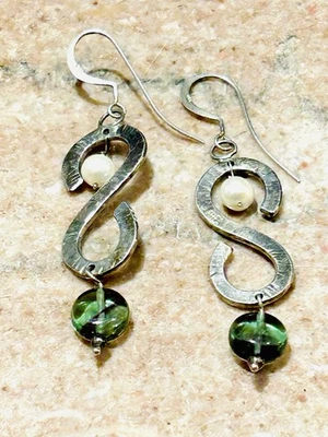 Винтажные серьги греческого ремесленника «BM» S-образной формы с жемчугом, зеленым стеклом 11,2 г - Изображение 1 из 4