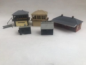5 x Vintage Airfix OO Gauge Plastic Kit Built Signal Boxes Ticket Office Huts - Foto 1 di 18