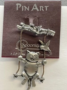 NUOVO Spoontiques PIN ART gatto in peltro su altalena con uccellini Happy Cat Smile GA4 - Foto 1 di 4