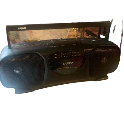 Grabadora de casete AM/FM portátil vintage Sanyo M-7015 - probada Foto 1 de 4