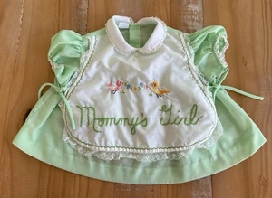 Vestido Vintage Bebé Niña "Mommy's Girl" Bordado Pájaros, Verde y Blanco - Imagen 1 de 15