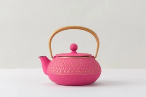 TEAPOT 650ml Nanbu Tekki Iwachu Type 5 Wave (Gold / Pink) Japan Import - Picture 1 of 3