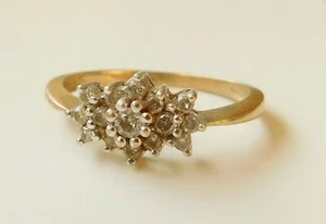 A BEAUTIFUL 9ct GOLD 15 STONE 1/4 CARAT DIAMOND CLUSTER RING - Picture 1 of 2