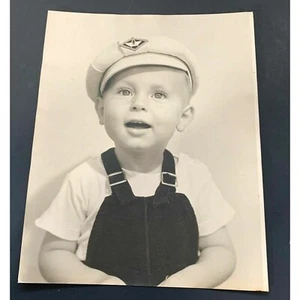 Mono de bebé niño con sombrero de marinero con foto encontrada de colección 8 x 10 - Imagen 1 de 7