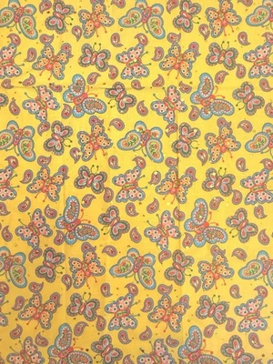 Mariposas de cachemira con lentejuelas sobre fondo amarillo 1,58 yardas Foto 1 de 4