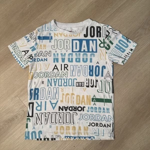 Air Jordan YOUTH TShirt M Spellout Basketball Athletic - Picture 1 of 4