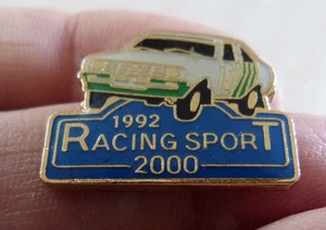 PIN'S VOITURE RALLYE 1992 OPEL KADETT ? FORD ESCORT MK2 RACING SPORT 2000 - Foto 1 di 1