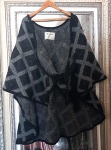 GEYSIR Iceland Ladies Black Grey Check Print 100% Icelandic Wool Cape Size Zero - Picture 1 of 9