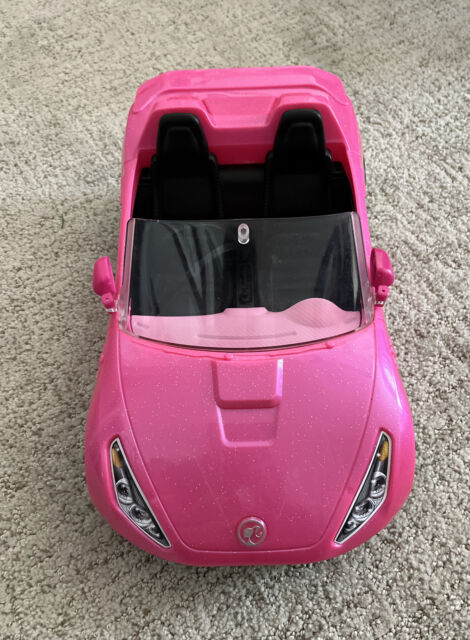 Carros da Barbie; relembre os modelos já pilotados pela boneca