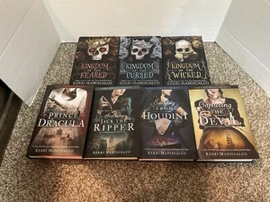 Lot Of 7 Kerri Maniscalco Hardcover Books w/Dust Covers - FREE SHIPPING ! - Foto 1 di 2