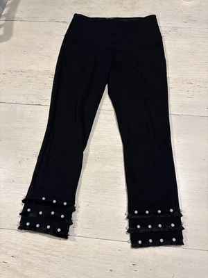 Pantalones Athena Marie para mujer medianos adornados con perlas con volantes recortados al tobillo elegantes Foto 1 de 4