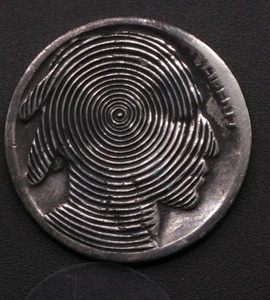 Doppelseitige Münzgravur - Spiraldesign - handgeschnitzt - gravierte Kunst - Bild 1 von 3