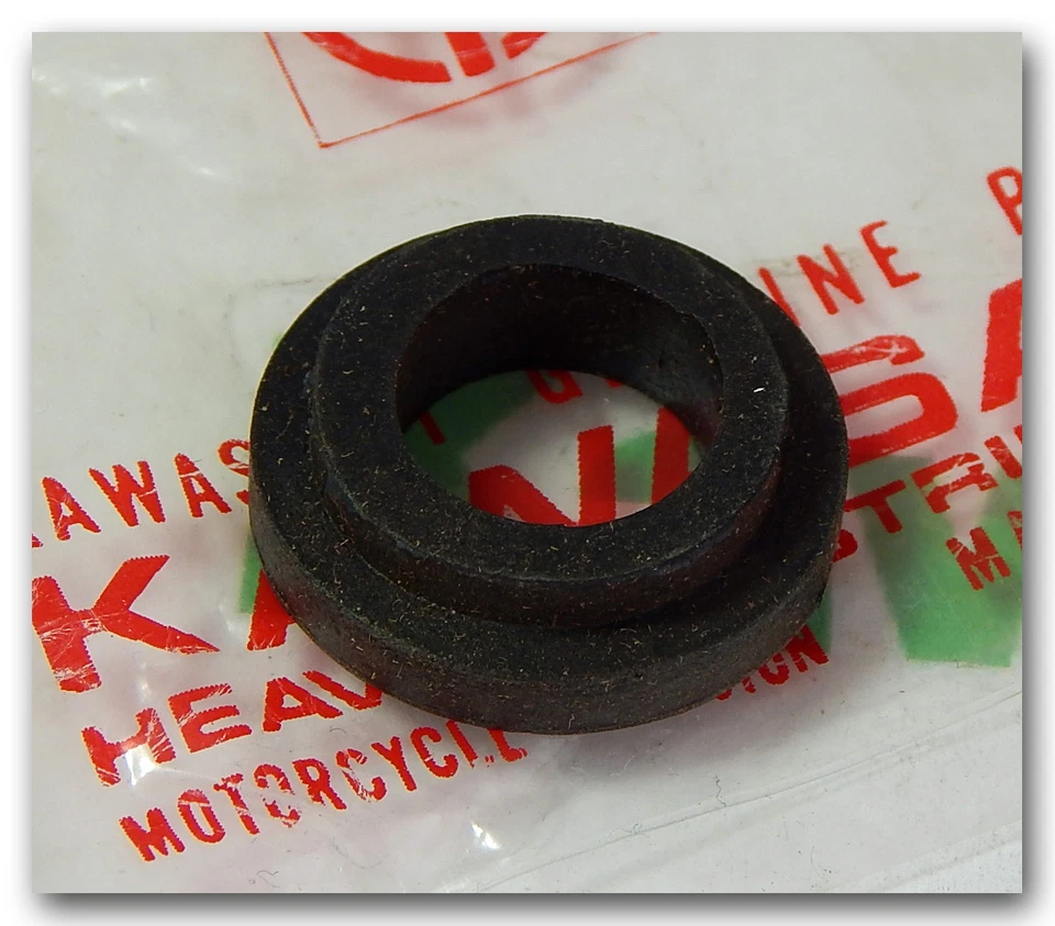 KAWASAKI KZ200 KZ400 DELUXE SPCL INTERMITENTE TRASERO MONTAJE CAUCHOS 92075-241 NOS Foto 1 de 1