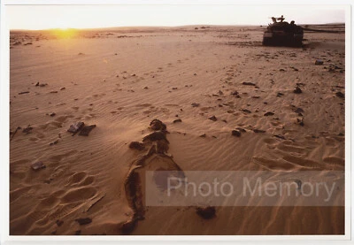 El soldado muerto y el tanque, Tchad, 1987 - Foto original de guerra de José Nicolás Foto 1 de 3