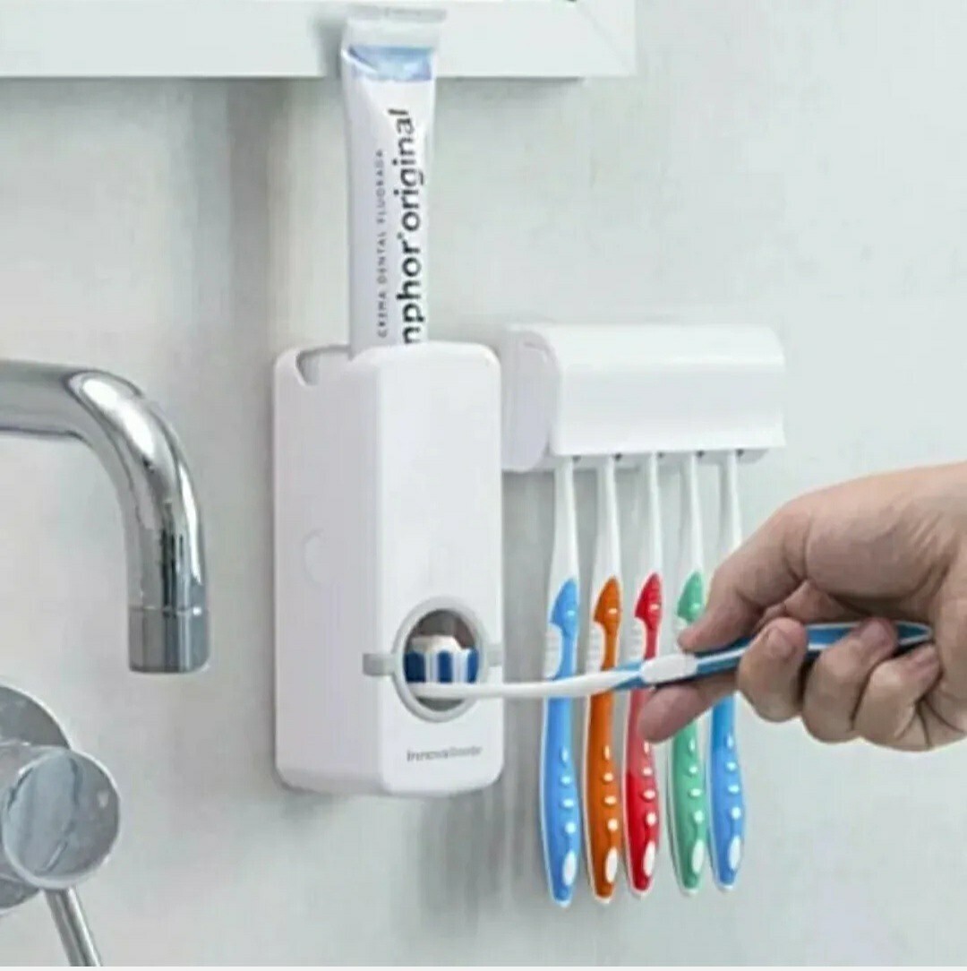 Donna Che Schiaccia Dentifricio In Pasta Sullo Spazzolino Da Denti Elettrico Nel Bagno Image95492591