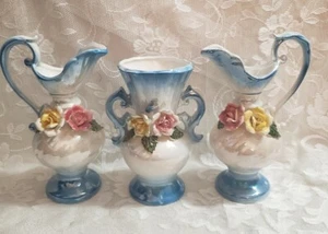 Set 3-teilig perlmuttblau & weiß mit rosa & gelben Rosen Vase & 2 Krügen - Bild 1 von 12